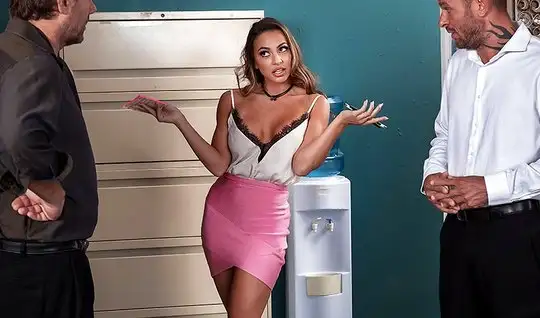 EMİLY MENA